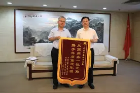 喻华锋带队赴市交通委、市城管委、国网北京市电力公司，赠送锦旗并座谈图片