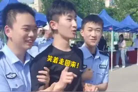 警校生试戴电子脚镣，瞬间痛苦哀嚎，电子脚镣真有那么大威力？图片