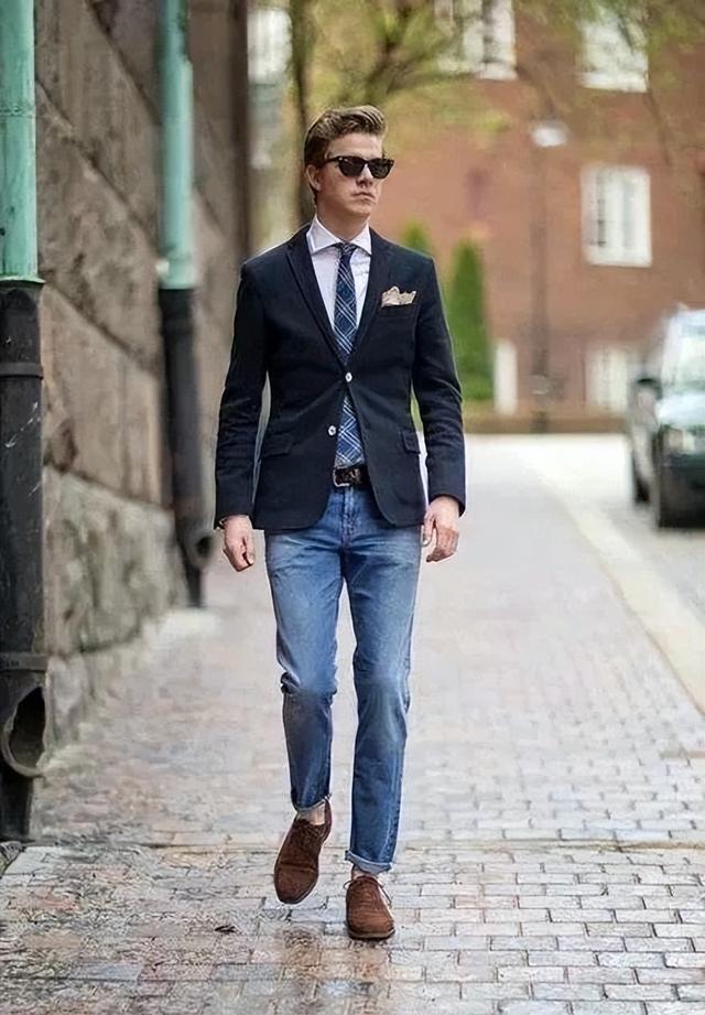 穿牛仔裤避免"太花俏",基础款百搭时髦,适合不同风格的男士