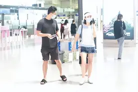 凌潇肃妻子挺低调的，穿T恤配短裤和普通女人一样，但身材不错图片