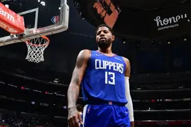 可怕!乔治抢篮板落地时右腿反关节受伤,赛后柱拐杖+坐手推车离开图片