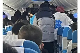 网曝男团粉丝接机现场，冲破警戒线一拥而上！有网友发帖：飞机还未停稳粉丝就冲到头等舱，空姐报警图片