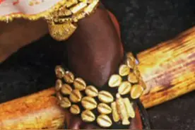 非洲“奢侈”的部落，孩子把黄金当玩具，女性连内衣都是金子做的图片