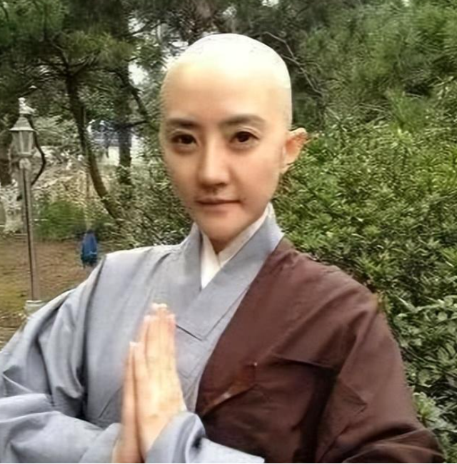 搔首弄姿，与游客寻欢作乐五台山美貌“尼姑”为何能如此放肆？