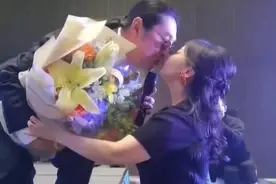 台湾歌手黄安定居大陆！过60岁生日与异性接吻，面色红润状态好图片