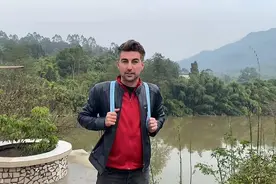 土耳其小伙子，与四川姑娘结婚，在农村种田、挑粪，照顾岳父岳母图片