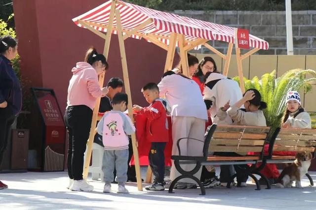 娄烦高君宇故居纪念馆红旅文化节精彩纷呈，游客乐享假日好时光