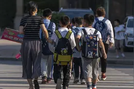 一年级学生入学年龄新调整，今年开学或将实行，不少家长拍手附和图片