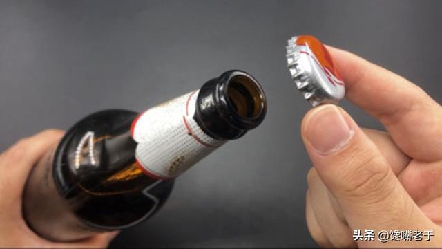 教你一个小方法，用打火机烧一下瓶盖，没有开瓶器，也能开啤酒