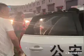 暴雨天两位摆摊老人先后触电倒在积水中，幸好这时一辆警车路过……图片