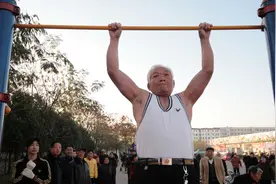 每天吊单杠，能治好腰椎间盘突出症吗？看看医生怎么说图片