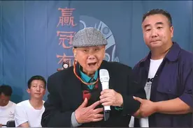 94岁爷爷坐轮椅赶20里路，只为去直播间唱戏，网友：还是那个味儿图片