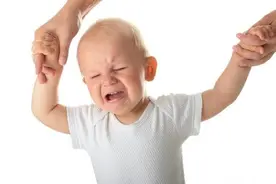 管控区里8个月宝宝胳膊脱位痛哭不止，邻居医生上门手法复位“秒”解决图片