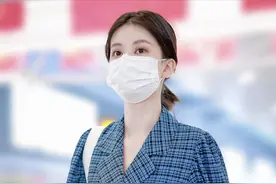 “乔欣”的机场穿搭终于换了风格，穿格纹套装走机场，颇有OL风范图片