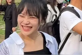挖呀挖的黄老师与随州解局长见面，眯眼睛露牙一笑，引网友热议图片