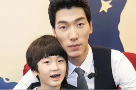 张亮14岁儿子被曝早恋，和漂亮女友亲吻互动，张亮发长文回应图片