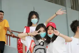 新疆高二女生火了，校服也挡不住的高颜值，男大学生看后赞不绝口图片