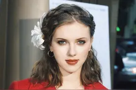 和斯嘉丽离婚两年后，“死侍”娶了“S女王”，8年生4个娃好恩爱图片