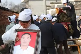 出殡走丧，谁捧灵位？谁捧遗像？有讲究吗？图片