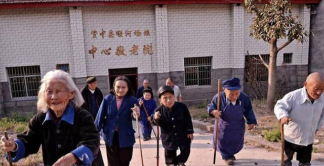 与世隔绝“矮人村”：三四岁停止生长身高仅半米多，10里地走一天