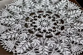 「钩编图解」15款漂亮的圆形钩花桌布图解提示图片