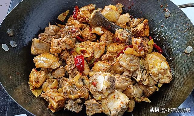 四川人做的土豆烧鸡就是不一样，味道麻辣鲜香，汤汁泡饭也特别香