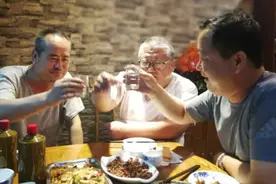 建议中老年人：参加酒局，这“4件事”不要做，否则容易遭嫌弃图片