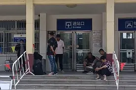 河北一火车站中午锁门多名乘客高温下在外苦等？回应：正商讨是否整改图片