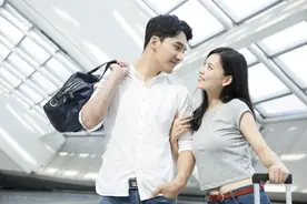 儿子的女朋友第一次上门，看到她拿的东西，我劝儿子赶紧分手图片