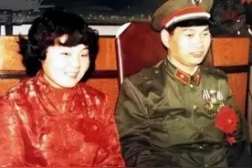 对越反击战：展亚平失去双腿和左手，战后成富豪，娶19岁美女为妻图片