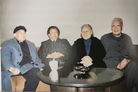 两位开国中将是儿女亲家，一位五任司令，另一位官至军委副主席图片