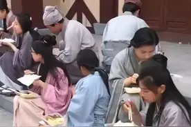 横店20万群演现状：美女泛滥，懒汉光棍遍地，他们该何去何从图片