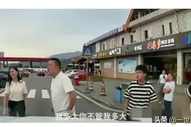 熊男孩抖肩吹气扮鬼脸：来打我呀！四川雅安事件后续，当事人发声图片
