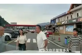 熊男孩抖肩吹气扮鬼脸：来打我呀！四川雅安事件后续，当事人发声图片