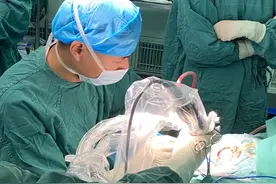 3岁幼儿高处坠落急性脑出血 神经内镜微创救治转危为安图片