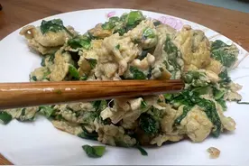 一把油麦菜加4个鸡蛋简单一炒，鲜嫩咸香，爽口开胃不油腻，好吃图片
