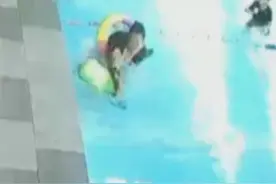 监拍黑衣女子多次将小男孩头部按进水中，游泳池嬉戏疑演变成“殴打”；内江威远县教体局回应警方已介入调查图片