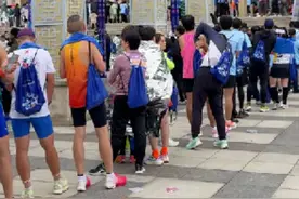 四川阆中半马完赛选手排长队领物取包，冷得发抖有人发视频吐槽；组委会：已及时改进，诚恳致歉图片