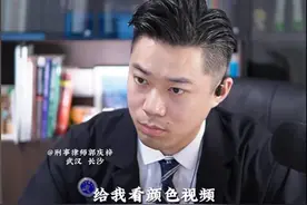 大叔地铁上逼女子看黄片被打，到警局诬陷她又挨一顿，警察不敢拦图片