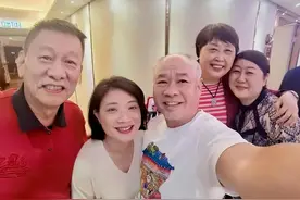 体育大佬聚会！李宁17岁女儿亭亭玉立，41岁张怡宁皮肤白皙显年轻图片