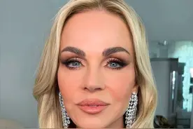 维多利亚的亲家母：67岁身材窈窕，戴94克拉钻石出席婚礼气场十足图片