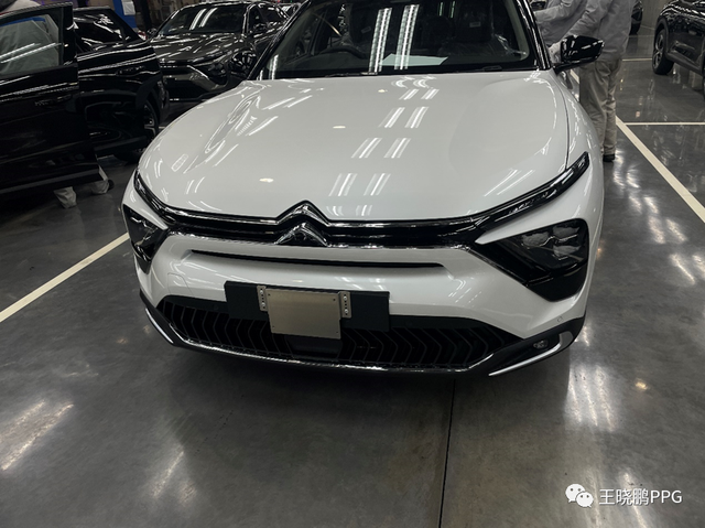 无界的造型风格,像轿跑,suv,又像两厢掀背车跨界车,也有些像旅行车