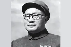 刘伯承办军事学校，想让陈毅当政委，周总理大笑：为了要钱方便吧图片
