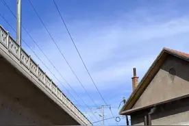 高铁线路通车十多年，一座距离仅5米民房何以被“漏拆”？房主反映多年无果，起诉铁路公司要求解决图片