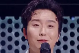 李玉刚唱《天堂》，情绪崩溃泪洒舞台，错过见父亲最后一面图片