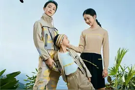 黄多多和妈妈拍写真，毛衣配半身裙没少女感，看上去比孙莉都成熟图片