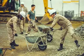 40岁北京中产卖房移民，在国外做电工一小时赚400图片