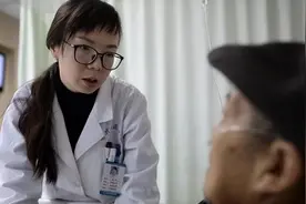 84岁肺癌晚期老人，一生积蓄不留亲人，决定卖房将钱送给主治医生图片