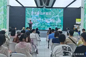 清水芙蓉面 浓墨重彩情五名女画家美术精品亮相外文书店图片