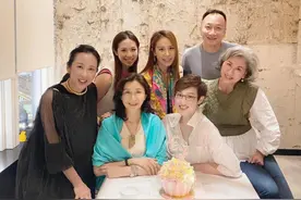 叶倩文与港姐们聚会！白发穿破洞裤难掩气质，朱玲玲戴金项圈抢镜图片